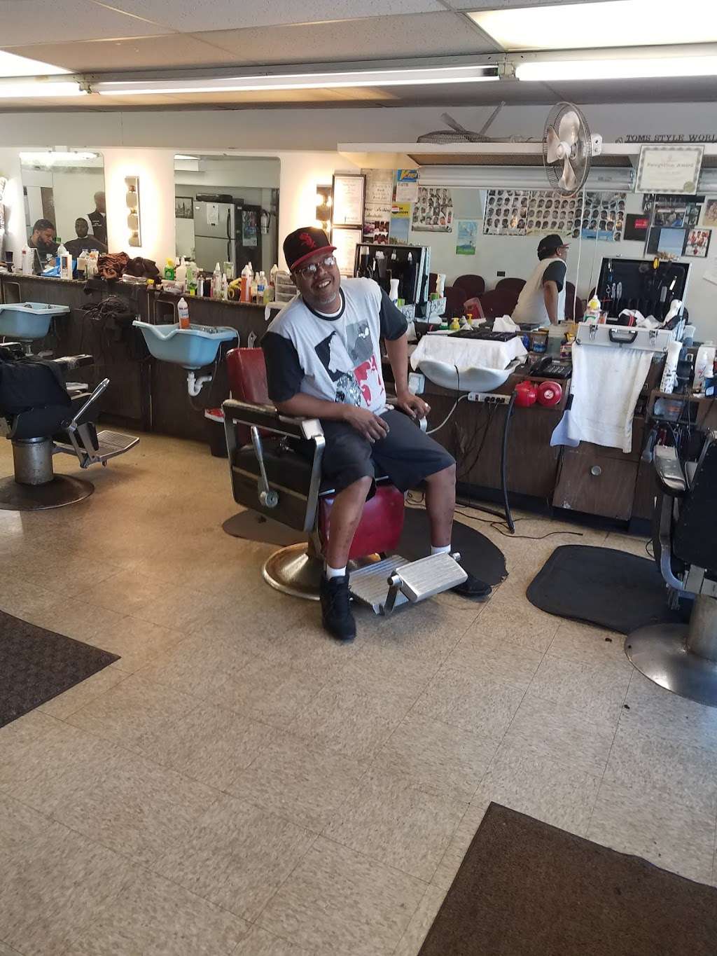 Toms Barber Shop | 8600 S Racine Ave, Chicago, IL 60620, USA | Phone: (773) 488-3711