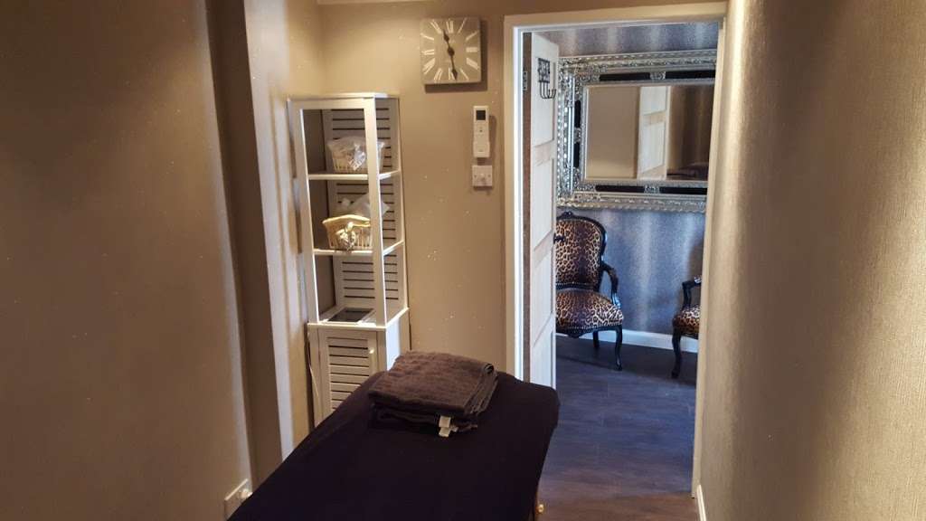 Essential Feeling - Deep Tissue Massage & Reflexology Inc fertil | Oxley Cl, Romford RM2 6NX, UK | Phone: 01708 747991