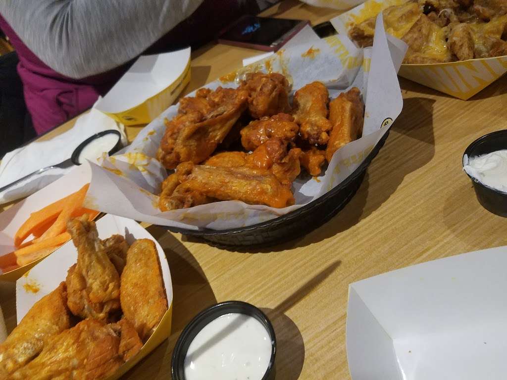 Buffalo Wild Wings | 2540 New, Sutton Rd, Hoffman Estates, IL 60192, USA | Phone: (847) 645-0333