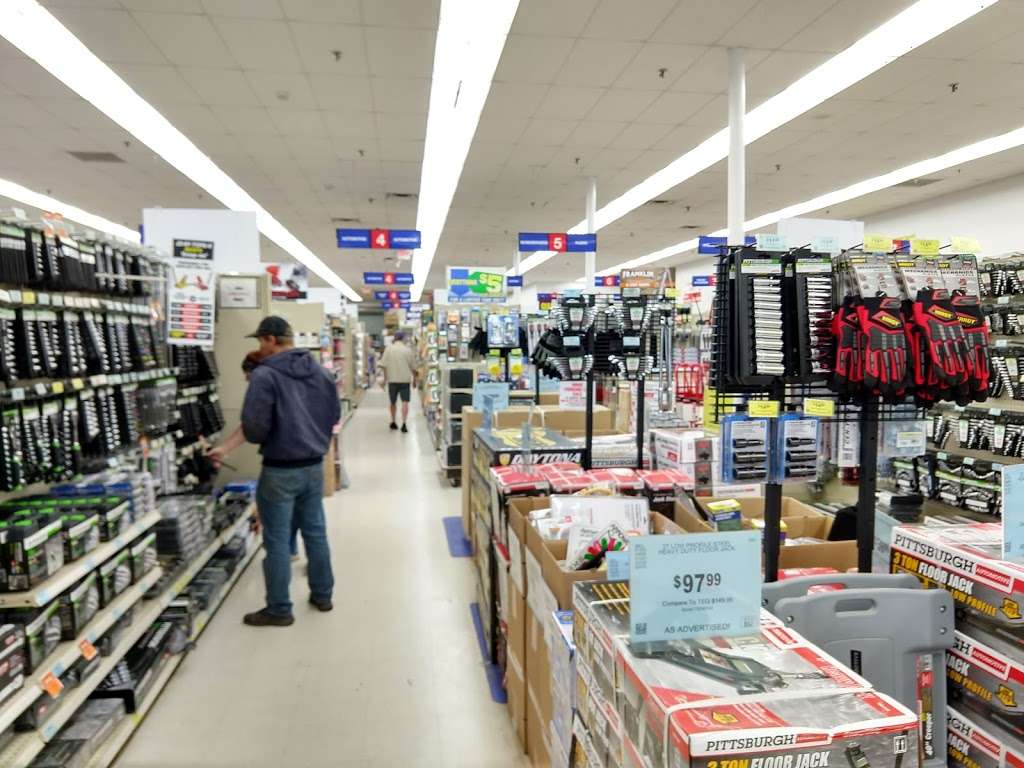 Harbor Freight Tools | 225 W Roosevelt Rd, Lombard, IL 60148, USA | Phone: (630) 261-0145
