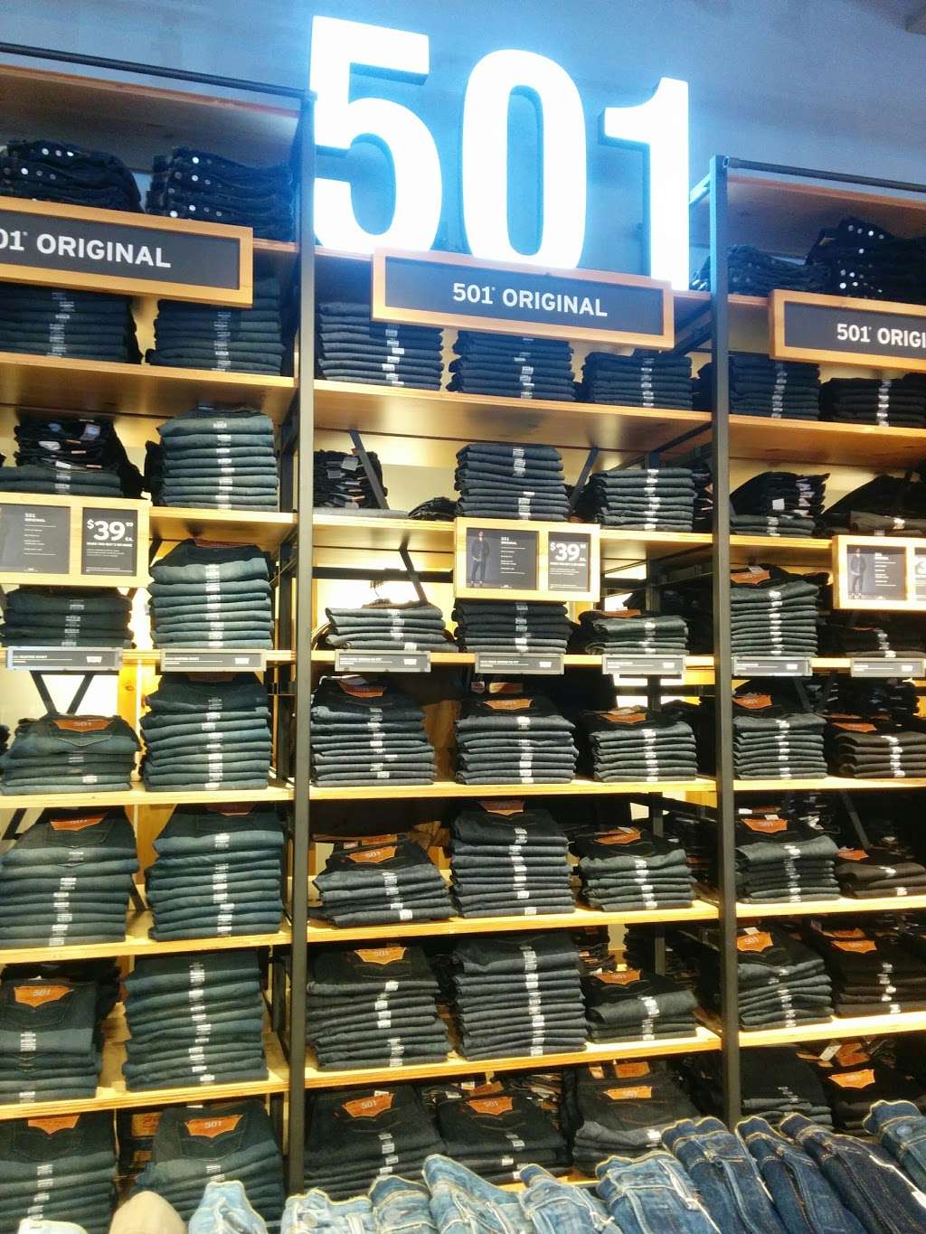 Levis Outlet Store at Camarillo Premium Outlets | 690 Ventura Blvd #102, Camarillo, CA 93010, USA | Phone: (805) 987-8896