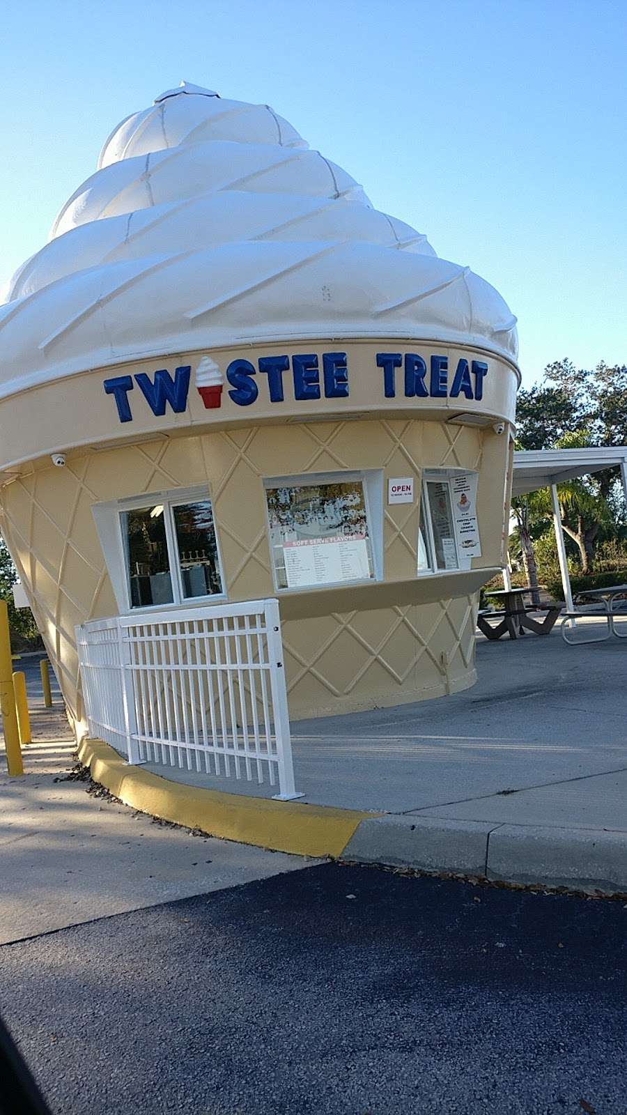 Twistee Treat | 700 US-27, Clermont, FL 34711, USA | Phone: (352) 243-1170
