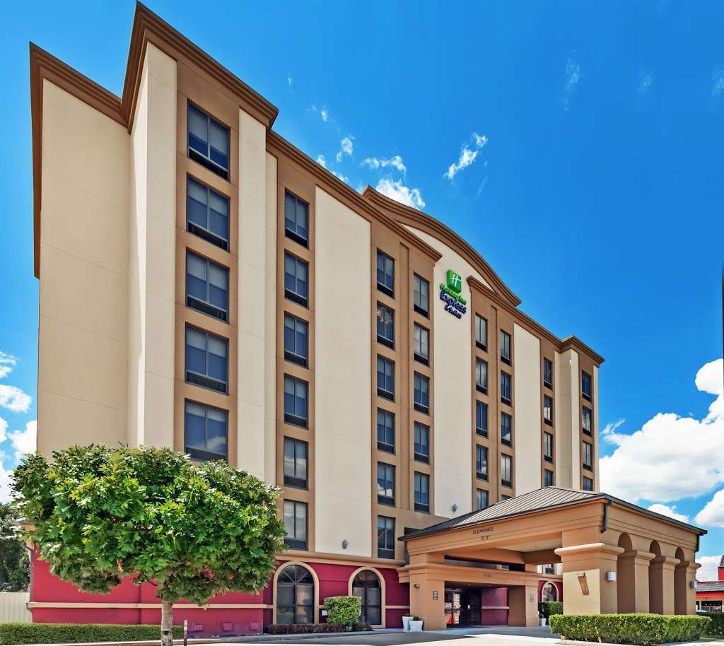 Holiday Inn Express & Suites Houston - Memorial Park Area | 7625 Katy Fwy, Houston, TX 77024, USA | Phone: (713) 688-2800