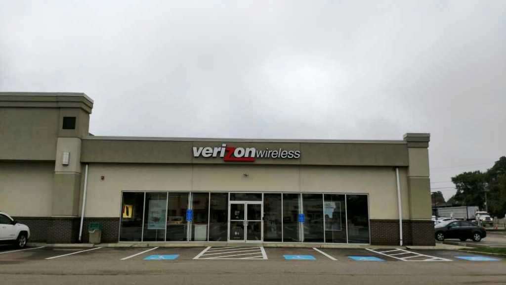 Verizon | 826 Providence Hwy, Dedham, MA 02026, USA | Phone: (781) 326-1115