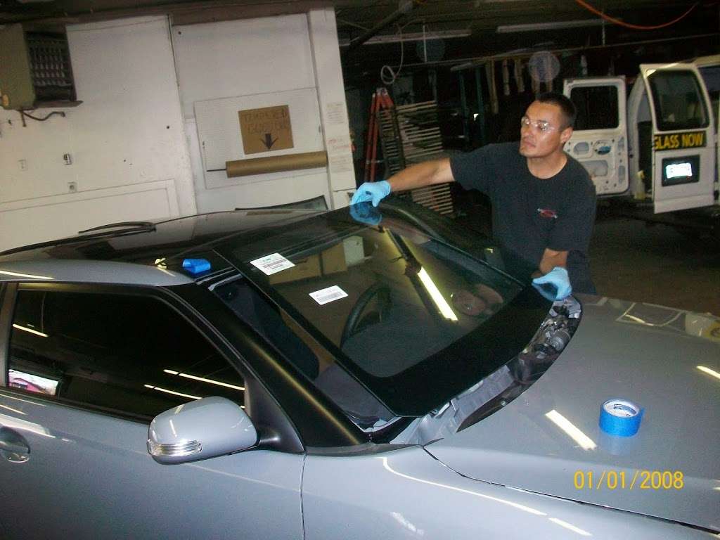 United Auto Glass | 3705 W North Ave, Chicago, IL 60647 | Phone: (773) 394-1660