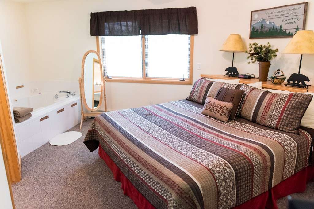 River Stone Resorts and Bear Paw Suites | 2120 Fall River Rd, Estes Park, CO 80517, USA | Phone: (970) 586-4005