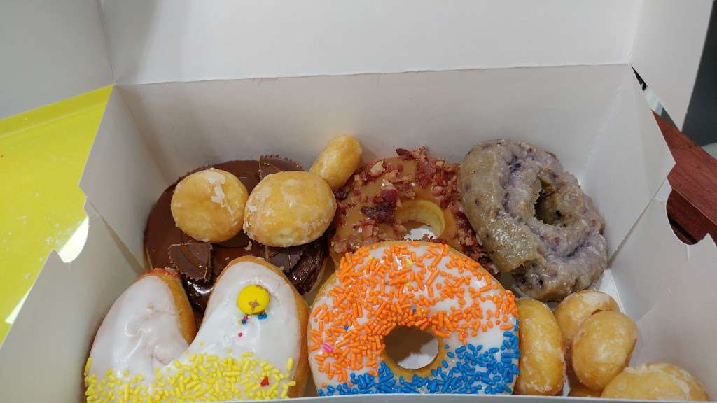 Mr Donuts | 1704 S Chambers Rd, Aurora, CO 80017, USA | Phone: (303) 745-0255