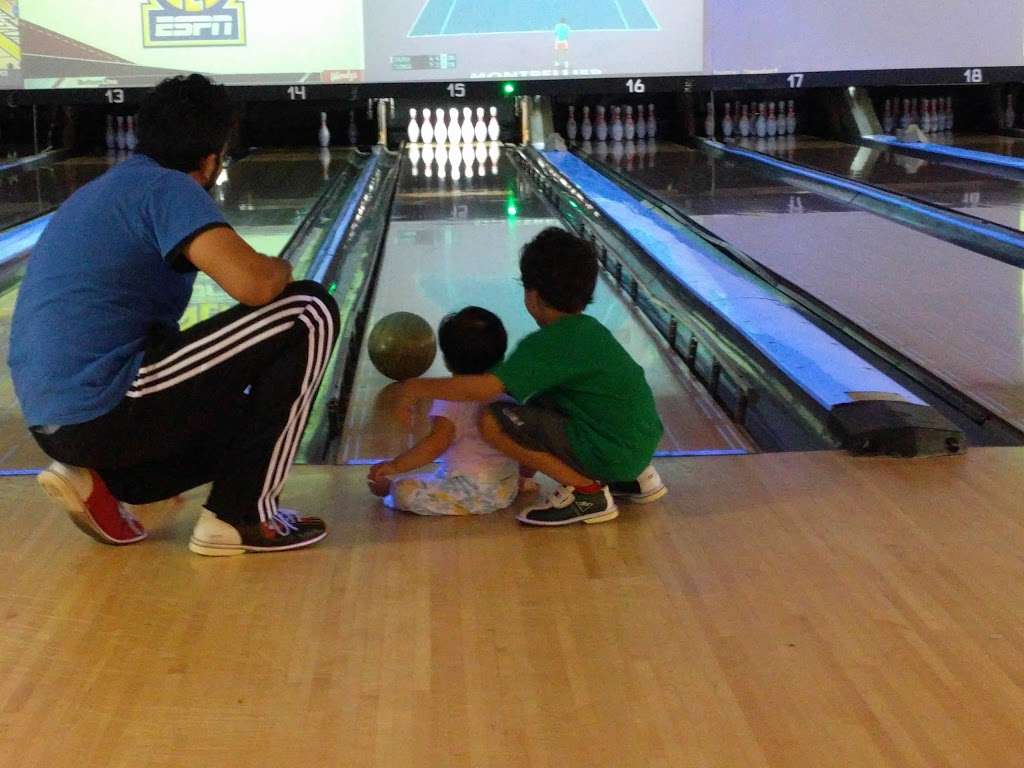 AMF Stafford Lanes | 4919 S Main St, Stafford, TX 77477, USA | Phone: (281) 491-2856