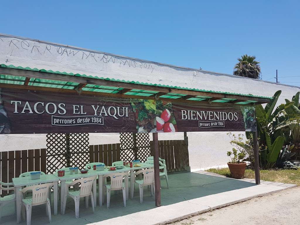 Tacos El Yaqui Perrones Tijuana | Arco 24 Col, El Rubi, 22626 Tijuana, B.C., Mexico | Phone: 664 233 2599