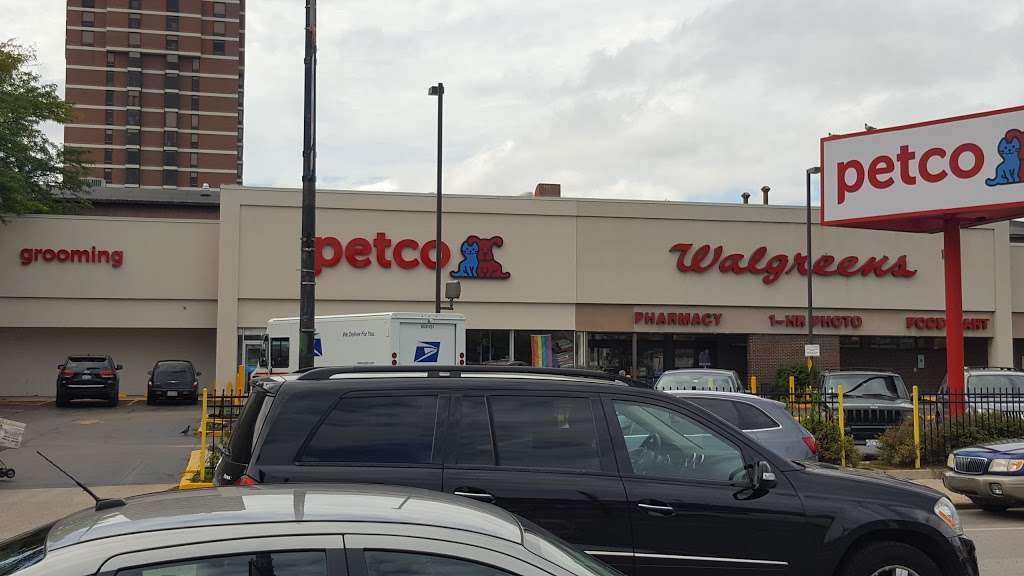 Petco, 3046 N Halsted St, Chicago, IL 60657, USA