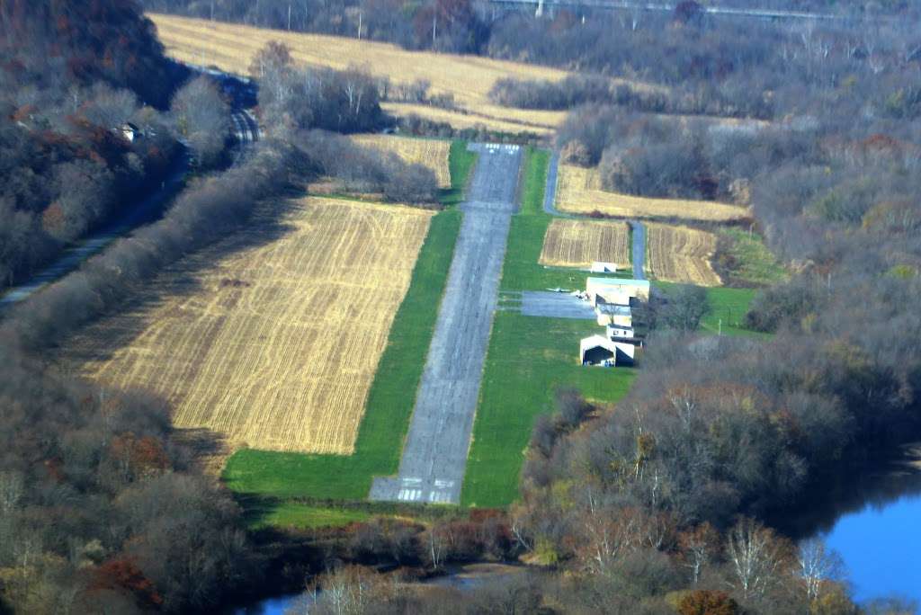 Potomac Airpark | 1150 Airport Ln, Berkeley Springs, WV 25411, USA | Phone: (301) 842-3700