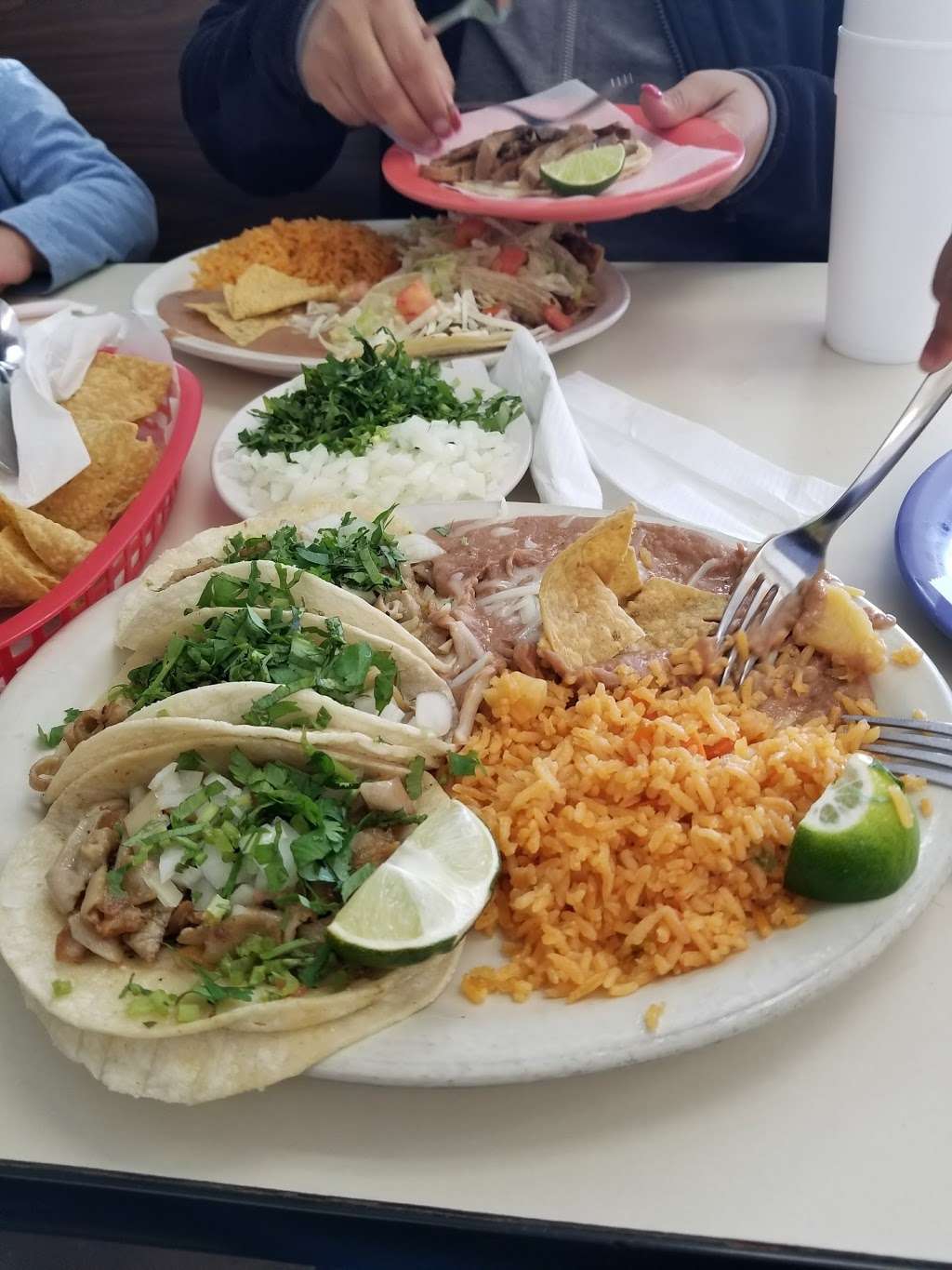 Los Burritos Tapatios Restaurant | 1592 Buttitta Dr, Streamwood, IL 60107, USA | Phone: (630) 372-0911