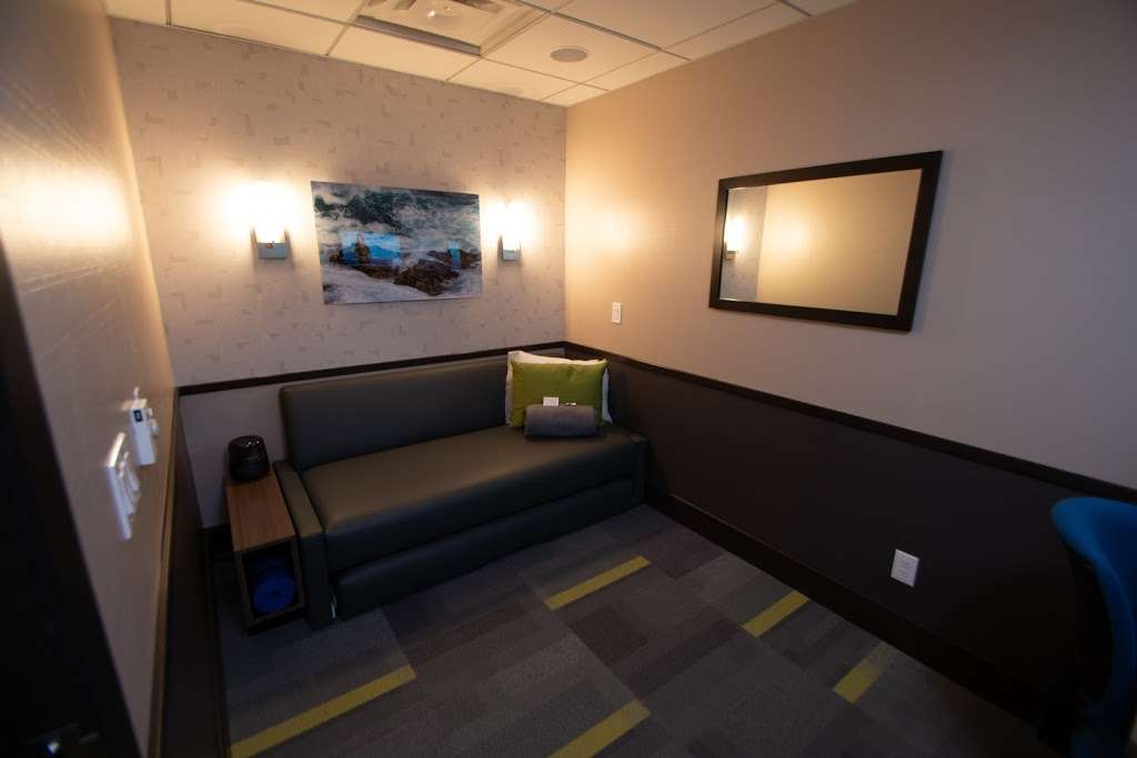 Minute Suites CLT Atrium | 5501 Josh Birmingham Pkwy, Charlotte, NC 28208, USA