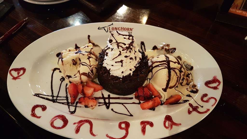 LongHorn Steakhouse | 907 Bayonne Crossing Way, Bayonne, NJ 07002, USA | Phone: (201) 858-0976