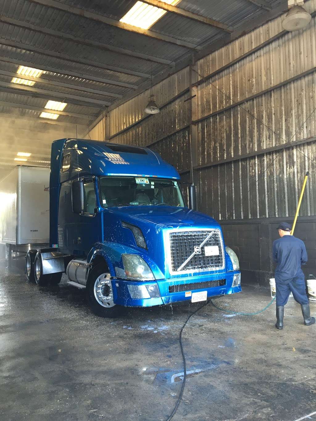 Two Brothers Truck Wash and Lube & Tires Sales | 1904 McCarty St, Houston, TX 77029, USA | Phone: (713) 623-1300