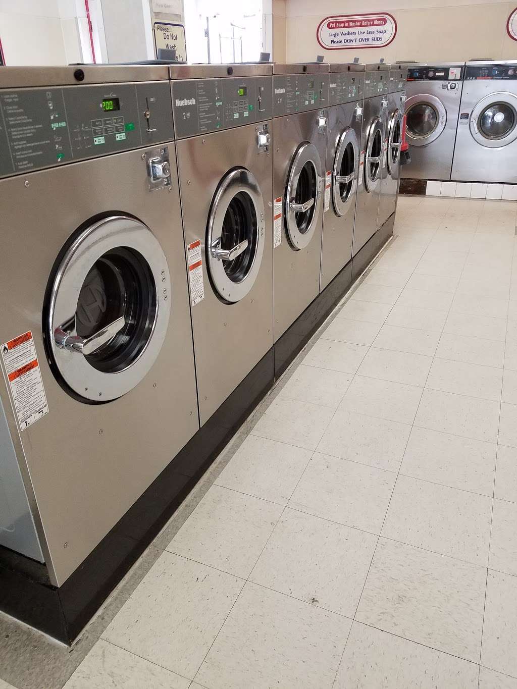 R C Coin Laundry | 520 W Wilson St, Costa Mesa, CA 92627, USA | Phone: (949) 650-7991