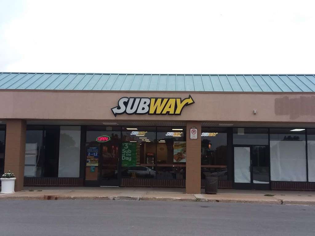 Subway Restaurants | 1585 Lee Street, Space #4, The Oaks Shopping Center, Des Plaines, IL 60018, USA | Phone: (847) 297-6161