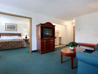 Travelodge Waukegan Gurnee | 3633 N Lewis Ave, Waukegan, IL 60087, USA | Phone: (847) 249-7778