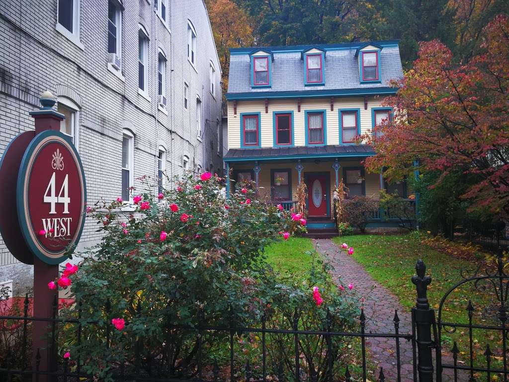 Broadway House | 44 W Broadway, Jim Thorpe, PA 18229, USA | Phone: (570) 732-0055