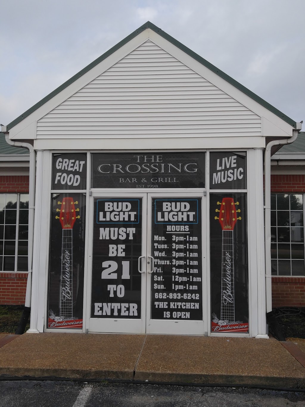 The Crossing Bar & Grill | 7281 Hacks Cross Rd #4213, Olive Branch, MS 38654, USA | Phone: (662) 893-6242