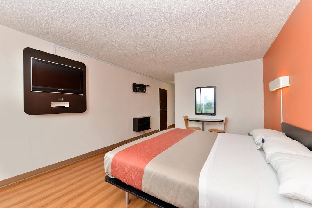 Motel 6 Fort Worth, TX - Downtown East | 2425 Scott Ave, Fort Worth, TX 76103, USA | Phone: (817) 535-2591