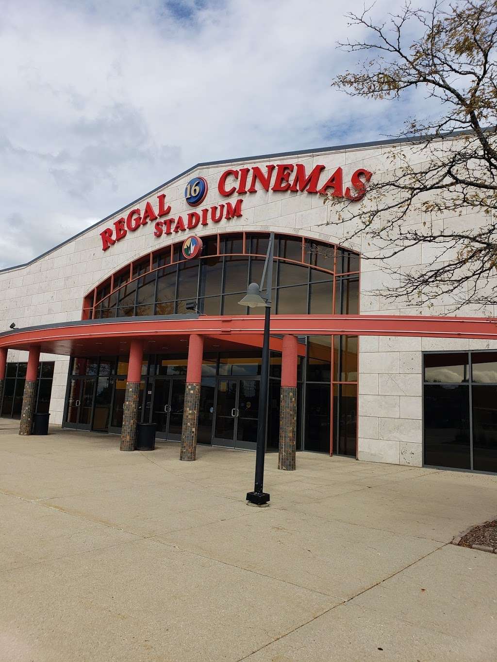 Regal Cinemas Crystal Lake Showplace 16 | 5000 Northwest Hwy, Crystal Lake, IL 60014 | Phone: (844) 462-7342