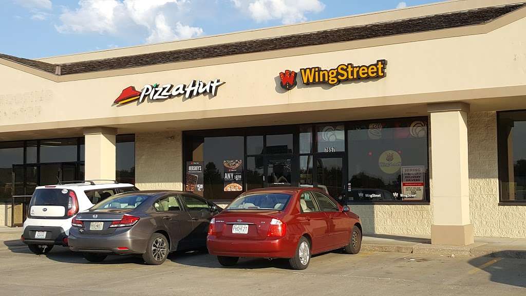 Pizza Hut | 7657 NW Prairie View Rd, Kansas City, MO 64151, USA | Phone: (816) 741-5790