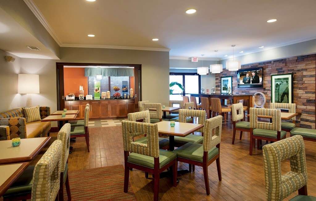 Hampton Inn Potomac Mills/Woodbridge | 1240 Annapolis Way, Woodbridge, VA 22191 | Phone: (703) 490-2300