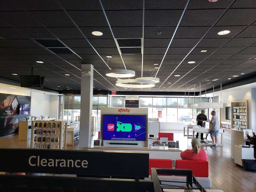 Xfinity Store by Comcast | 5890 Northwest Hwy, Crystal Lake, IL 60014, USA | Phone: (800) 934-6489