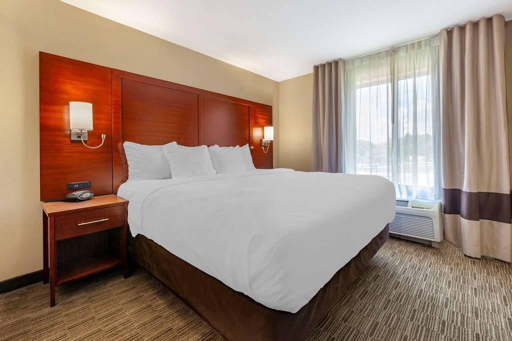 Comfort Suites Milwaukee - Park Place | 10831 W Park Pl, Milwaukee, WI 53224, USA | Phone: (414) 979-0250