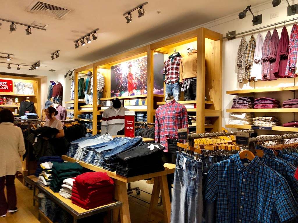 American Eagle Outfitters | 4200 Conroy Rd Suite 112, Orlando, FL 32839, USA | Phone: (407) 351-6635