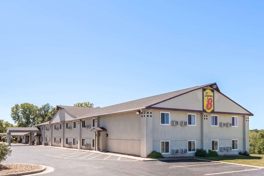 Super 8 by Wyndham Higginsville | I-70 and Hwy 13 Exit 49, Higginsville, MO 64037, USA | Phone: (660) 584-7781