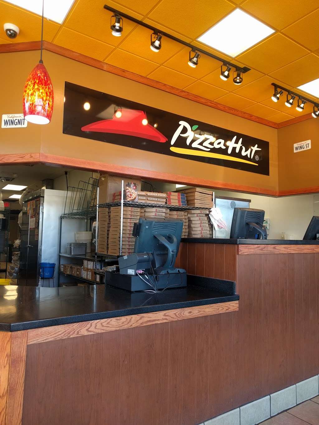 Pizza Hut Wing Street | 27267 Nicolas Rd, Temecula, CA 92591, USA | Phone: (951) 587-3830