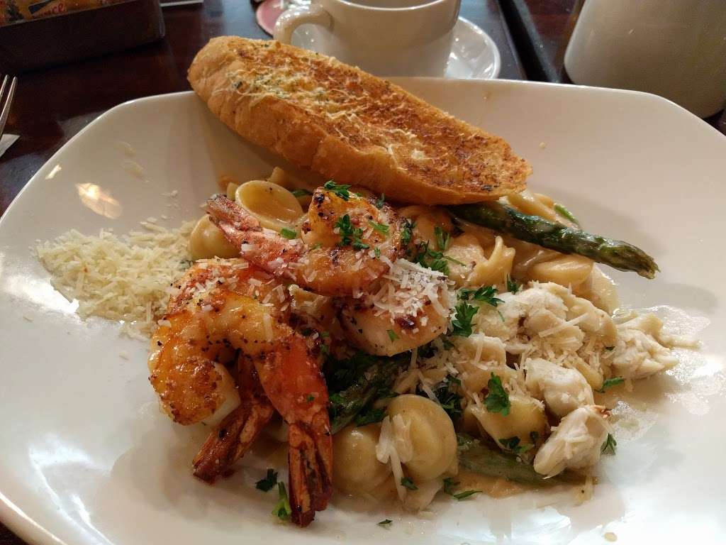 Pappadeaux Seafood Kitchen | 3950 S Terminal Rd, Houston, TX 77032, USA | Phone: (281) 821-7684