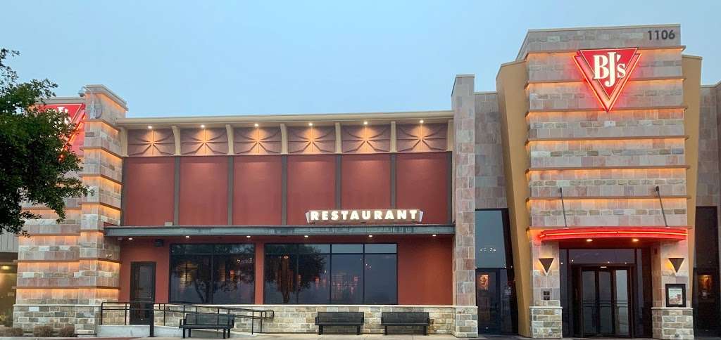 BJs Restaurant & Brewhouse | 1106 Town East Mall, Mesquite, TX 75150, USA | Phone: (972) 682-5800