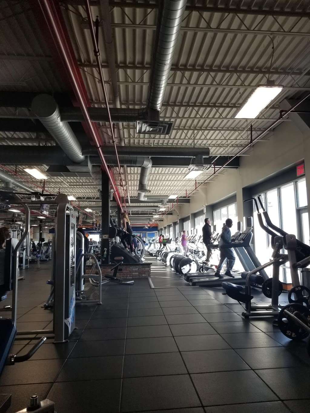 Crunch Fitness - Staten Island | 364 Bay St, Staten Island, NY 10301, USA | Phone: (718) 816-7800