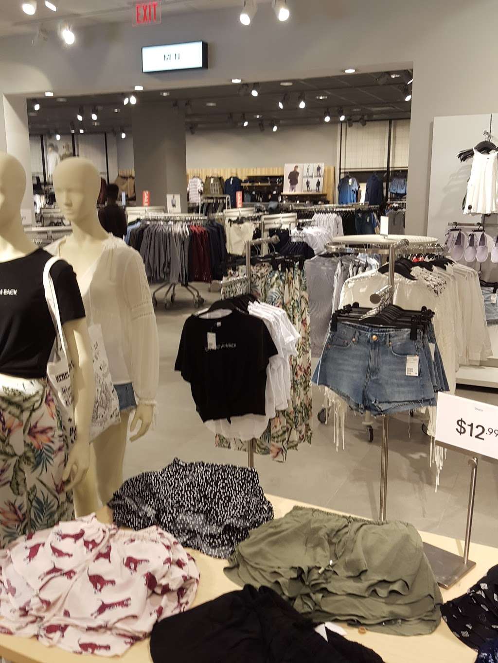 H&M | 11200 Broadway St, Pearland, TX 77584, USA | Phone: (855) 466-7467