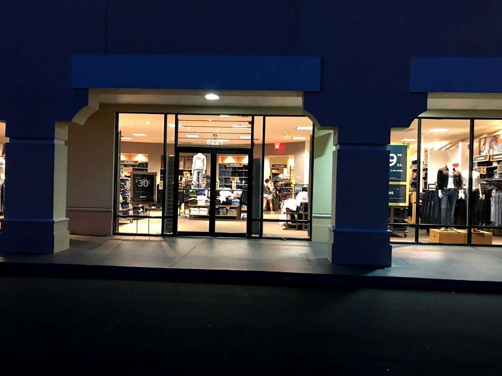 Levis Outlet Store at Outlet Marketplace | 5221 International Dr Suite D3, Orlando, FL 32819 | Phone: (407) 351-7721