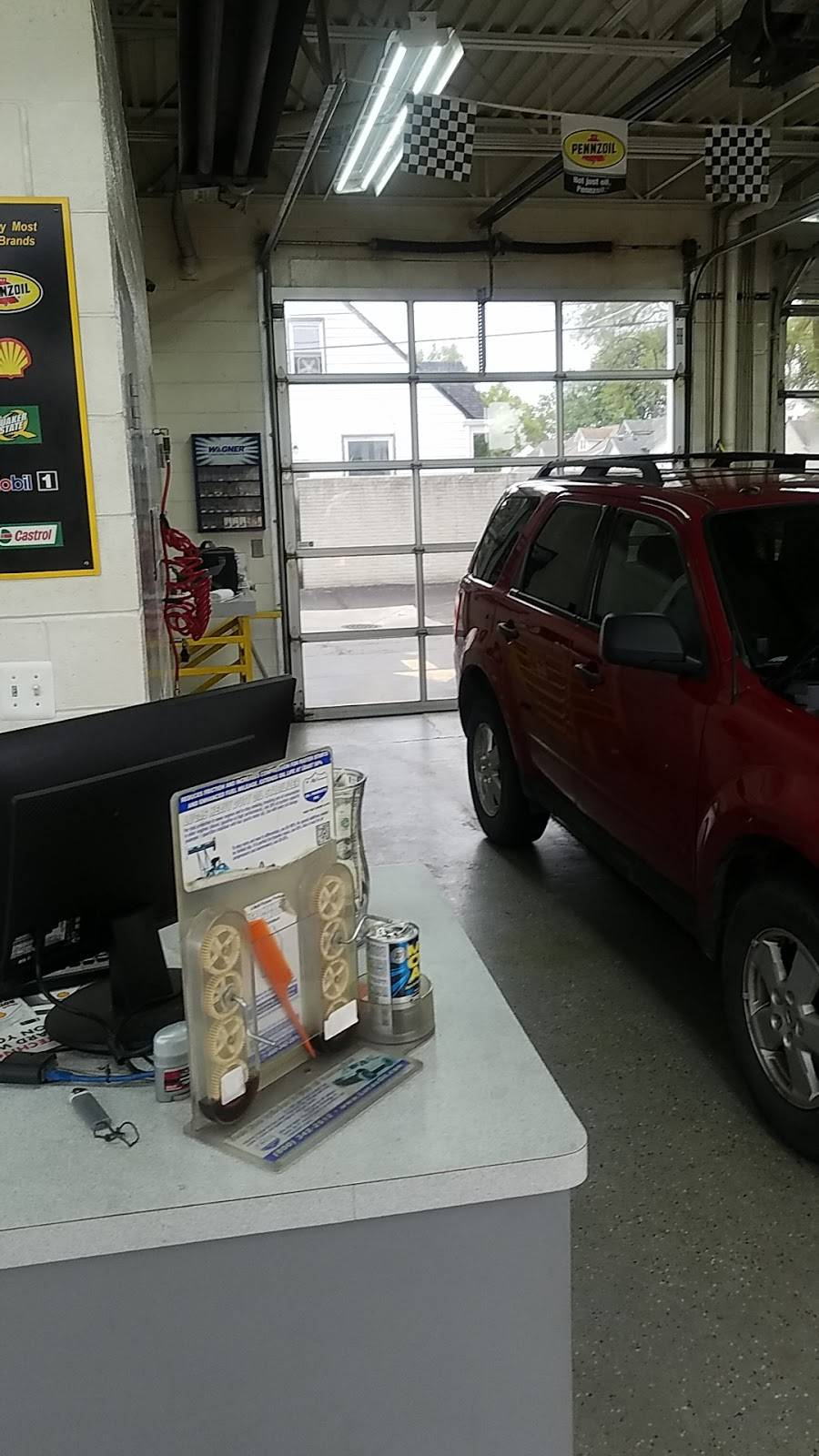 Eastpointe Oil Change Center | 17830 E 9 Mile Rd, Eastpointe, MI 48021, USA | Phone: (586) 772-1010