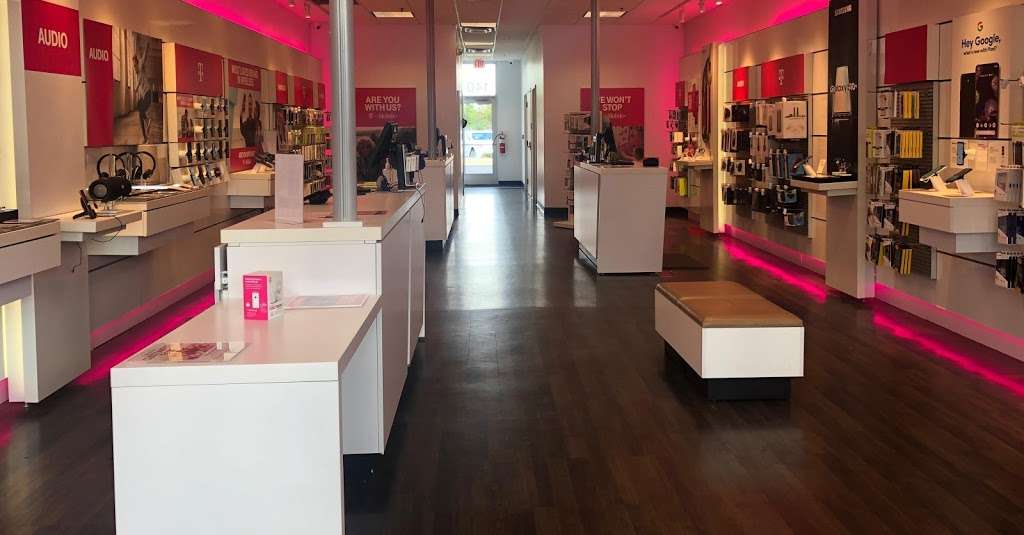 T-Mobile | 1550 Fall River Dr #140, Loveland, CO 80538, USA | Phone: (970) 461-1916