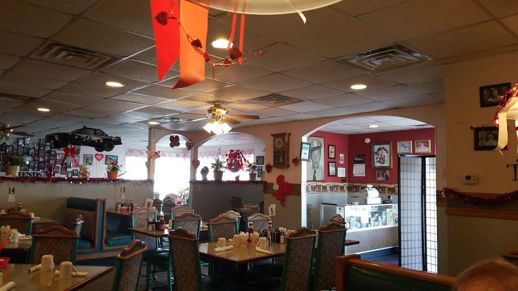 Mayberry Junction | 390 N Locust St, Manteno, IL 60950, USA | Phone: (815) 468-3811