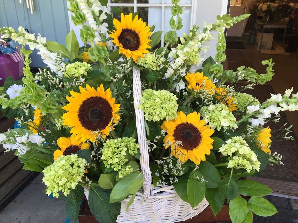 Gulbankian Farms Garden Center & Florist Shop | 40 Mt Vickery Rd, Southborough, MA 01772, USA | Phone: (508) 485-8979