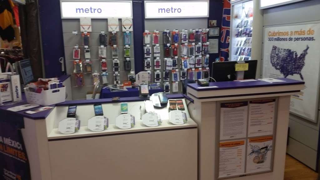 Metro by T-Mobile | 840 N State St, Elgin, IL 60123, USA | Phone: (888) 863-8768