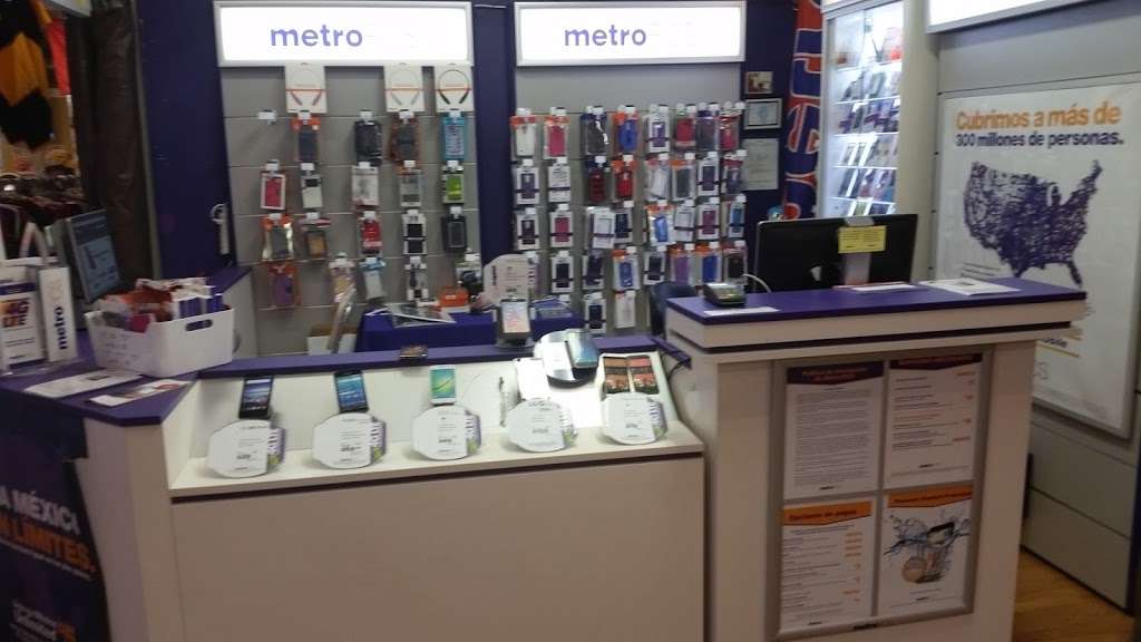 Metro by T-Mobile | 840 N State St, Elgin, IL 60123 | Phone: (888) 863-8768