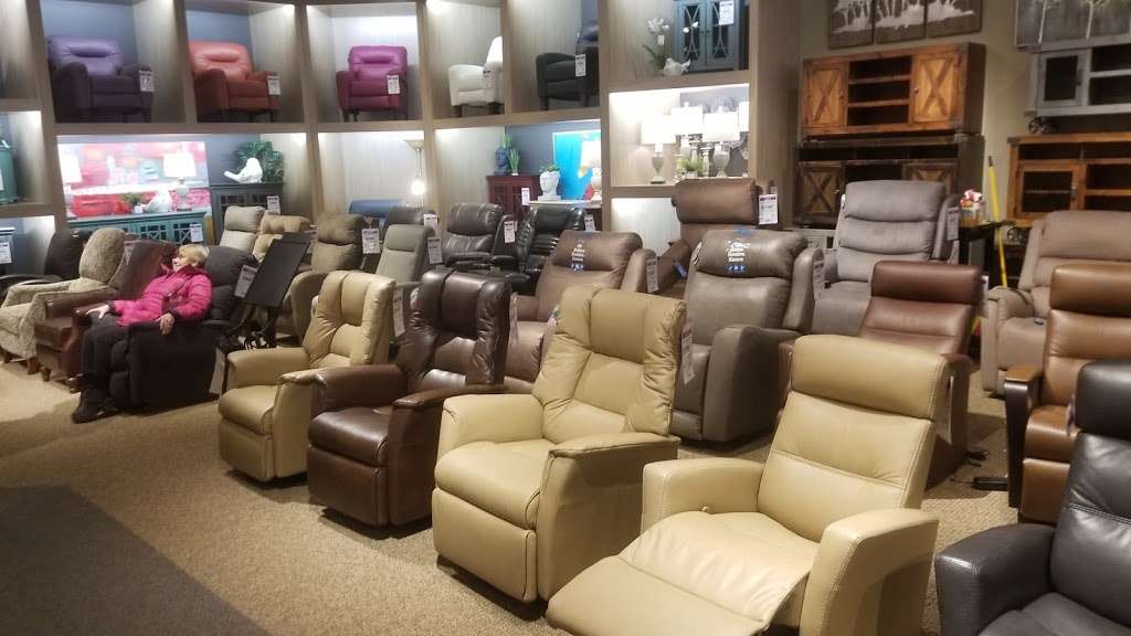 Steinhafels Furniture | 5846 Northwest Hwy, Crystal Lake, IL 60014, USA | Phone: (262) 436-4600