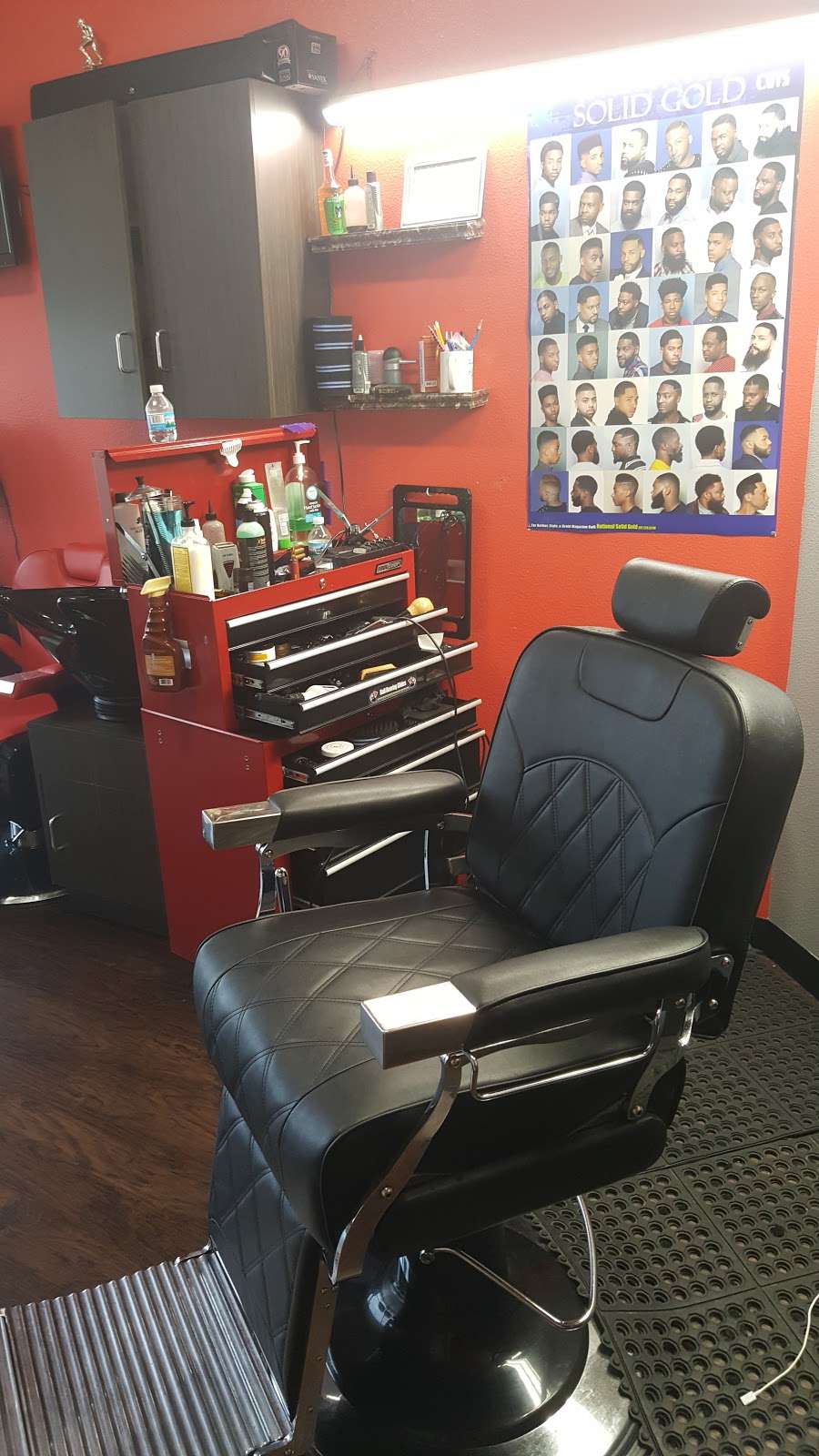 Signature Cuts | 332 Douglas Rd, Oswego, IL 60543, USA | Phone: (630) 597-6498