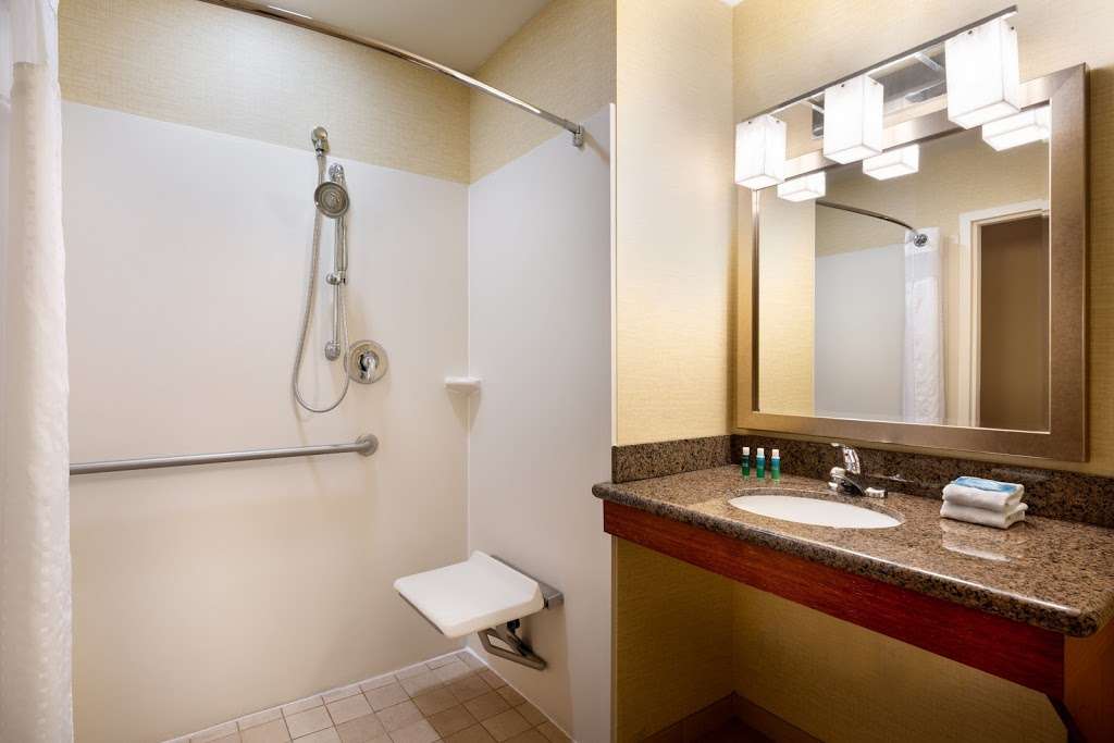 Holiday Inn Express & Suites Denver Airport | 6910 Tower Rd, Denver, CO 80249 | Phone: (303) 373-4100