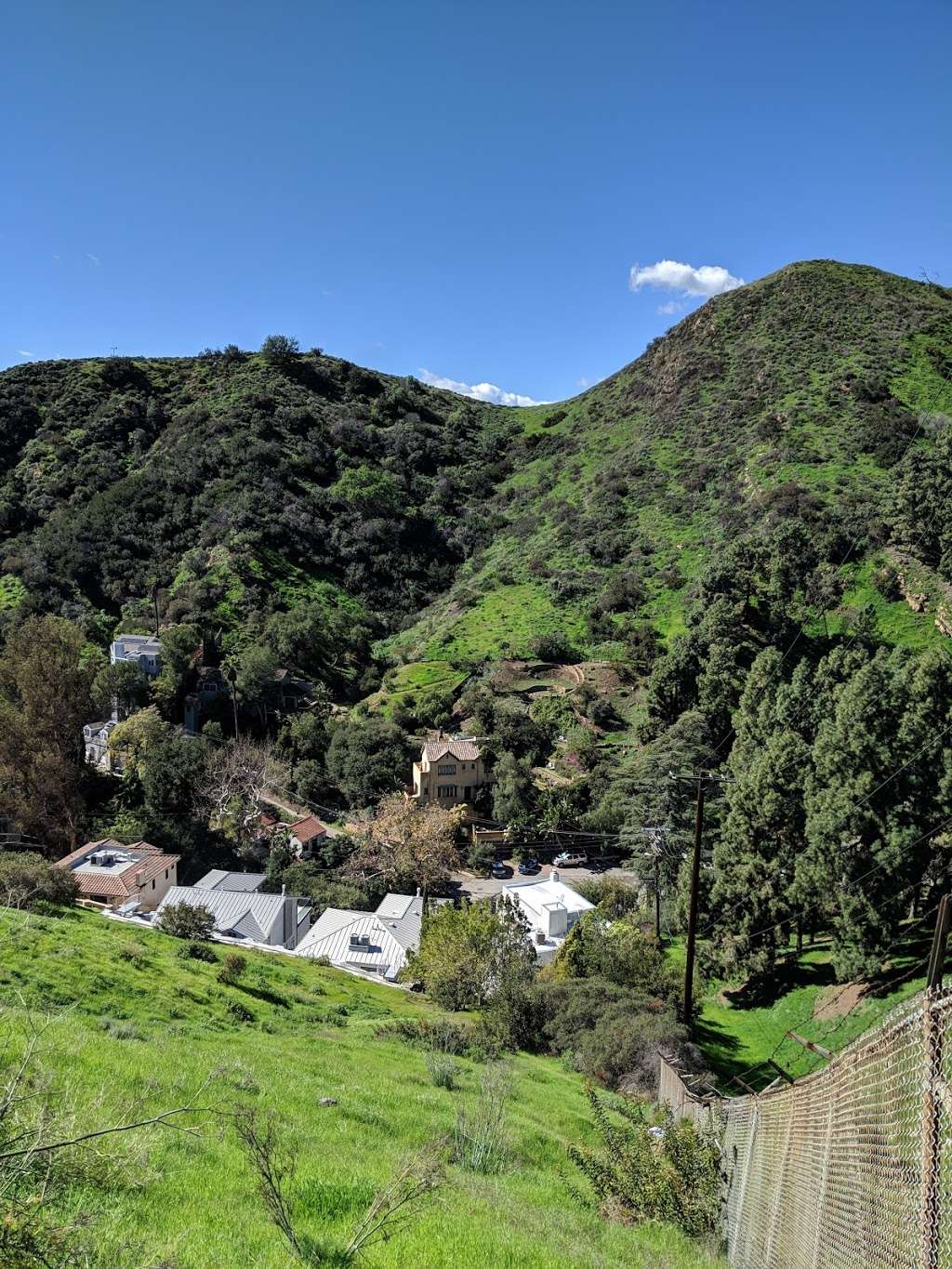 Hollywood Reservoir Trailhead | 6381-6399 Weidlake Dr, Los Angeles, CA 90068, USA