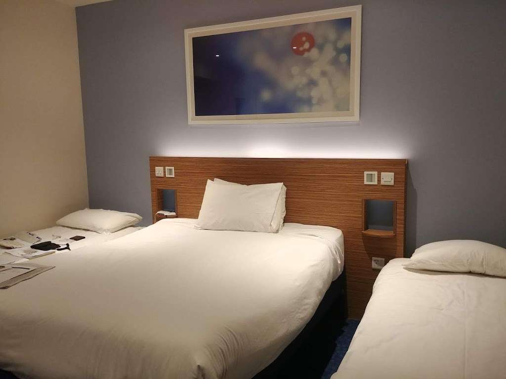 Travelodge London Acton hotel | Monarch House, Victoria Rd, Acton, London W3 6UU, UK | Phone: 0871 984 6533