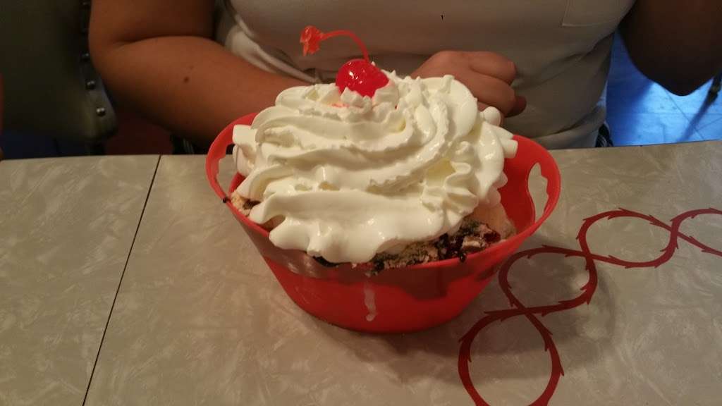 GiGis Ice Cream Bar | 2 S 2nd St, Bainbridge, PA 17502, USA | Phone: (717) 314-9540